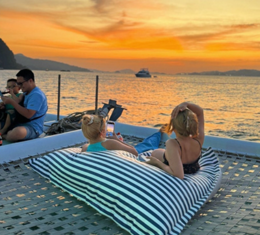 Lumlee – Grand Double-Deck Yacht with Sea Slide (4 Hours)