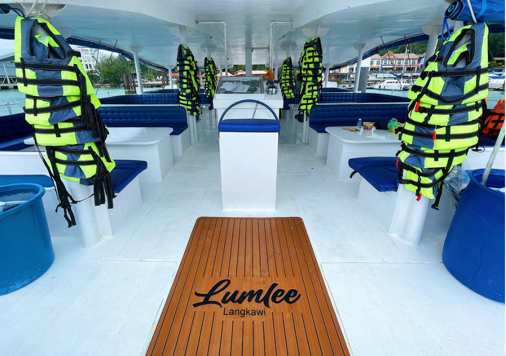 Lumlee – Grand Double-Deck Yacht with Sea Slide (4 Hours)